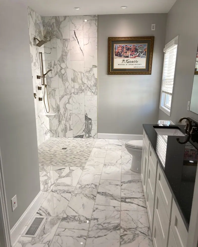 Curbless walk-in shower in marble-look porcelain with a matching floor