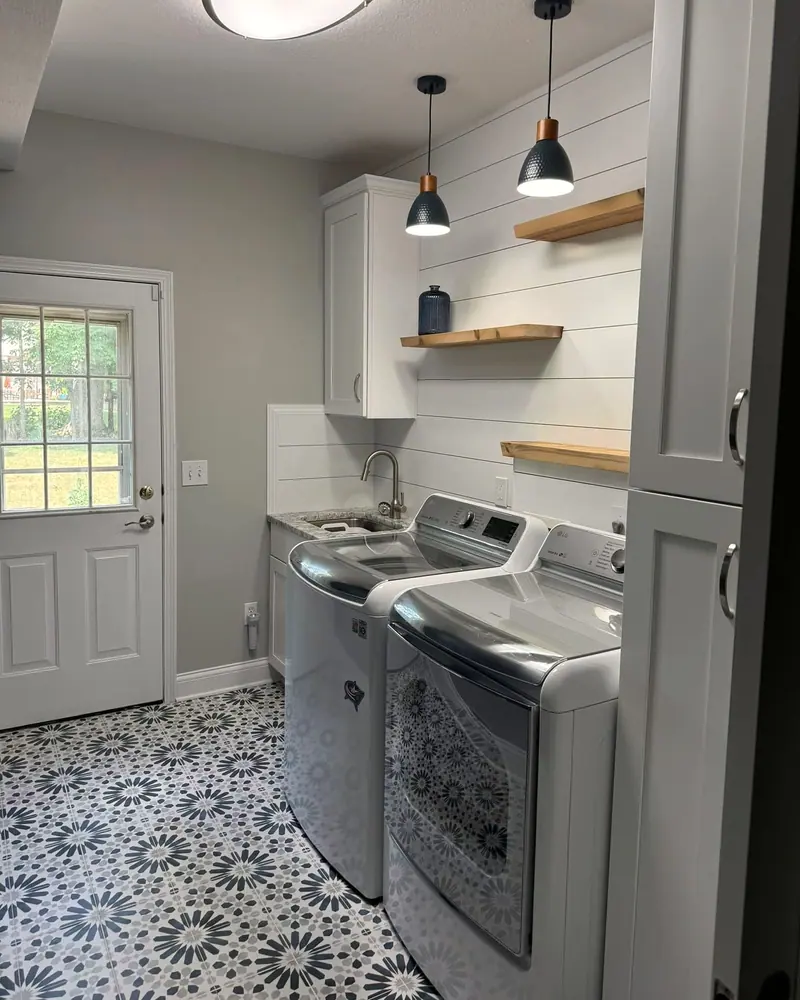 Laundry room with a sink, floating shelves and a half-glass back door
